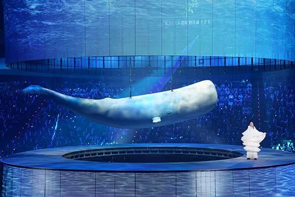 2__舞台上方惊喜出现9米长、2米宽的巨大“鲸天动地飞行船”.jpg